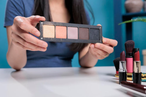 Organic Eyeshadow vs Synthetic Eyeshadow: What Should Buyers Compare?