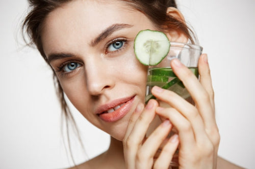 The Science of Organic Makeup: How Ingredients Like Aloe Vera and Jojoba Oil Benefit Your Skin