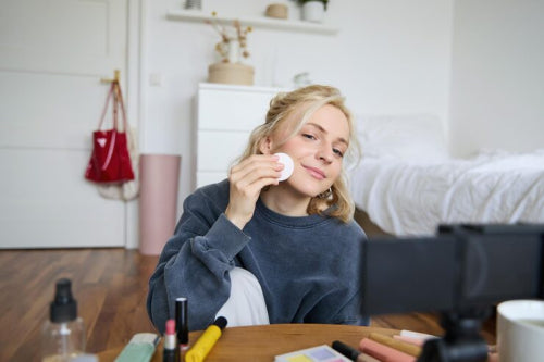 How to Choose Clean Makeup That Fits Your Daily Lifestyle